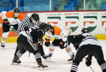 Men’s hockey concludes 2021 with another split