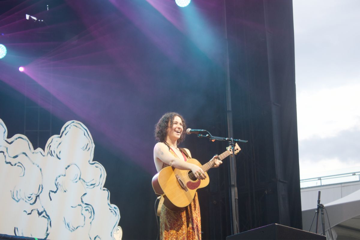 Folk artist Mia Kelly smiles and takes in the crowd on July 5, 2024. [Photo by Sadeen Mohsen/The Charlatan]