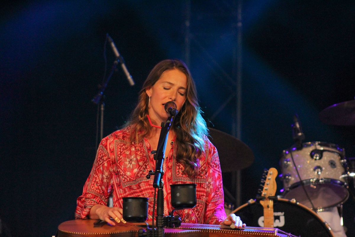 Singer-songwriter Caroline Jones performs at Ottawa Bluesfest on July 10, 2024. [Photo by Natasha Baldin/The Charlatan]