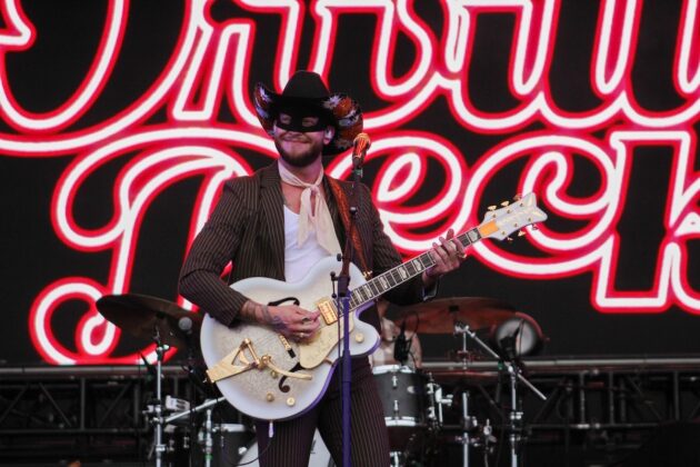 Orville Peck smiles at the crowd in his signature black eye mask while performing on July 4, 2024. [Photo by Natasha Baldin/The Charlatan]