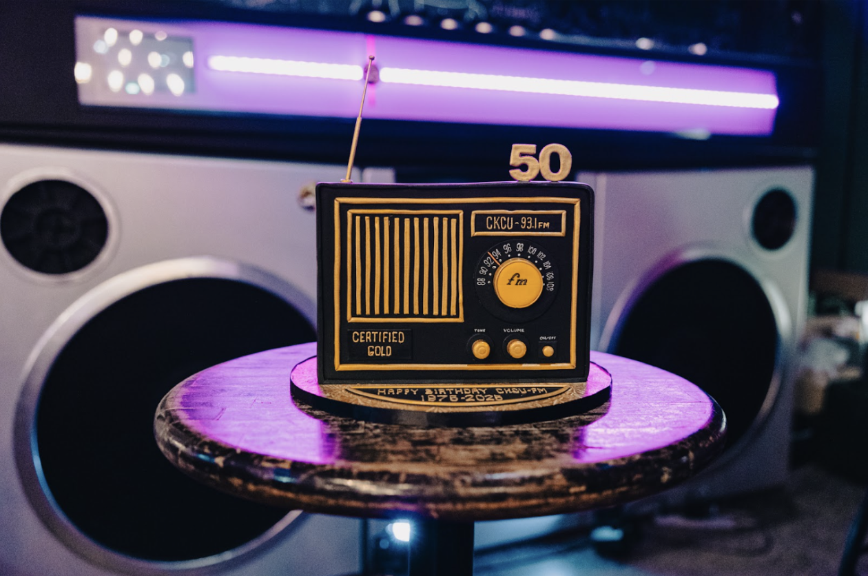 A cake that looks like a radio
