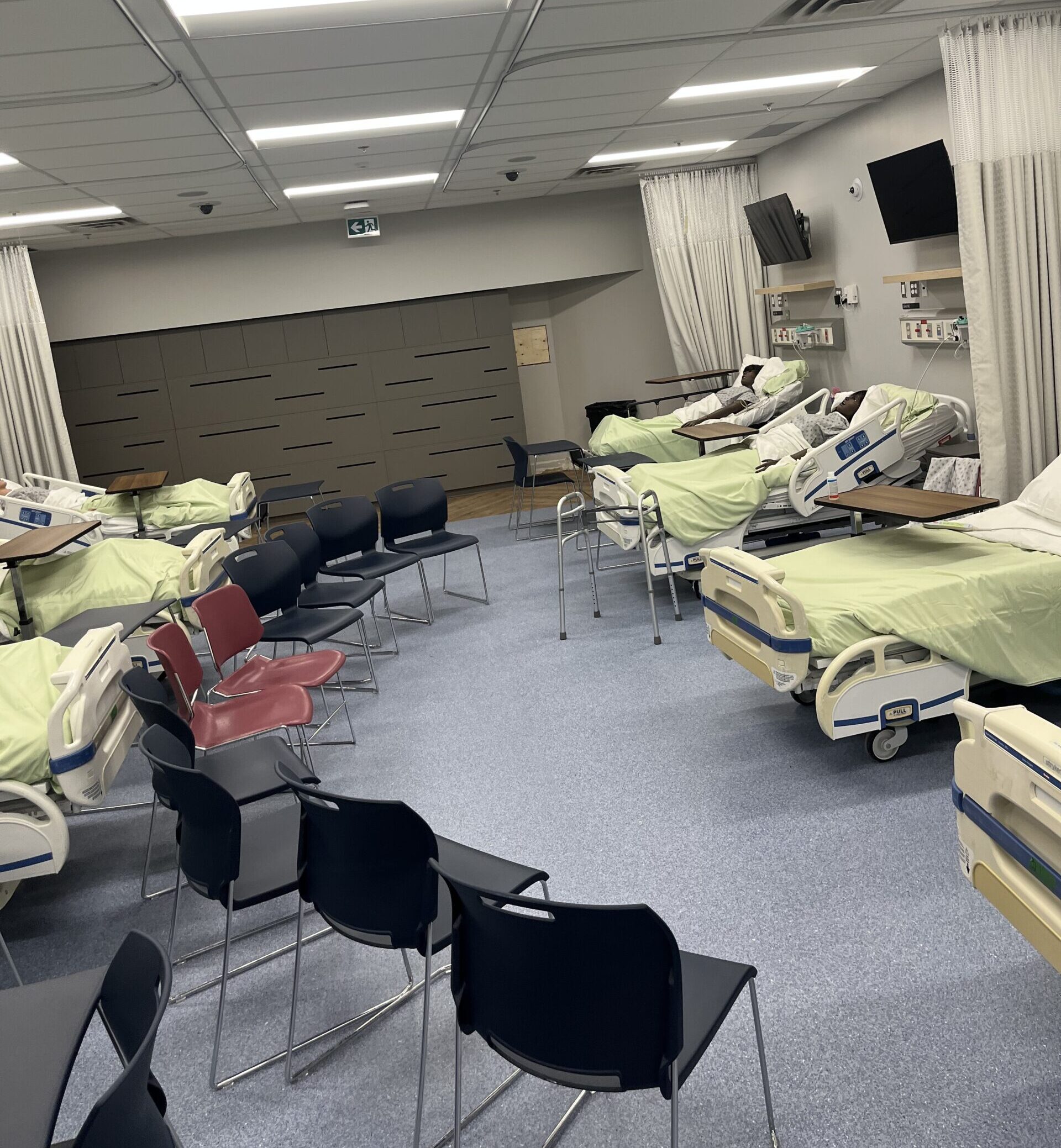 A bunch of chairs and beds that simulates real life hospitals. This helps nurses practice in low-stakes but high-pressure environments.