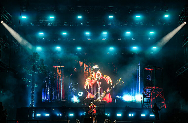 Bluesfest Day 3 Review: Hardy and BigXThaPlug show off country rock ballads and trap beats Man sings on massive stage with projector behind him