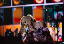 Bluesfest Day 8 review: Gwen Stefani delivers the ultimate ‘90s throwback Woman sings into mic while kneeling down on stage