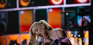 Bluesfest Day 8 review: Gwen Stefani delivers the ultimate ‘90s throwback Woman sings into mic while kneeling down on stage