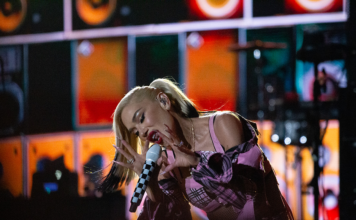 Bluesfest Day 8 review: Gwen Stefani delivers the ultimate ‘90s throwback Woman sings into mic while kneeling down on stage